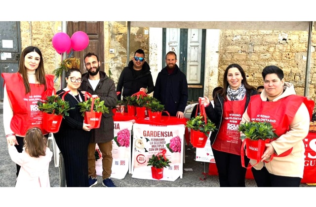 Niscemi. Distribuite 100 Gardenie per l’AISM, l’Associazione Italiana Sclerosi Multipla 